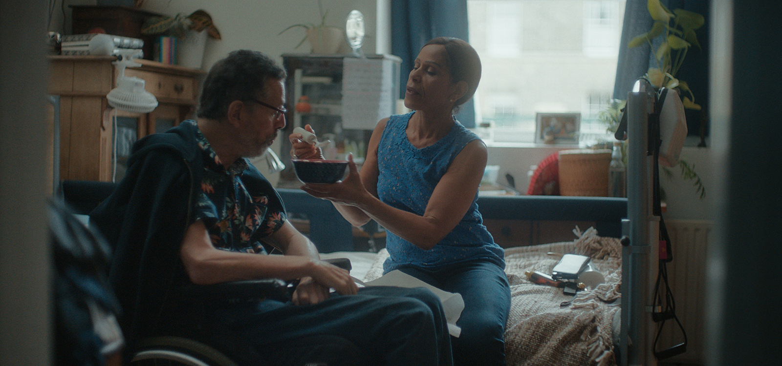 Caregiver che dà da mangiare a una persona affetta da demenza Caregiver che dà da mangiare a una persona affetta da demenza